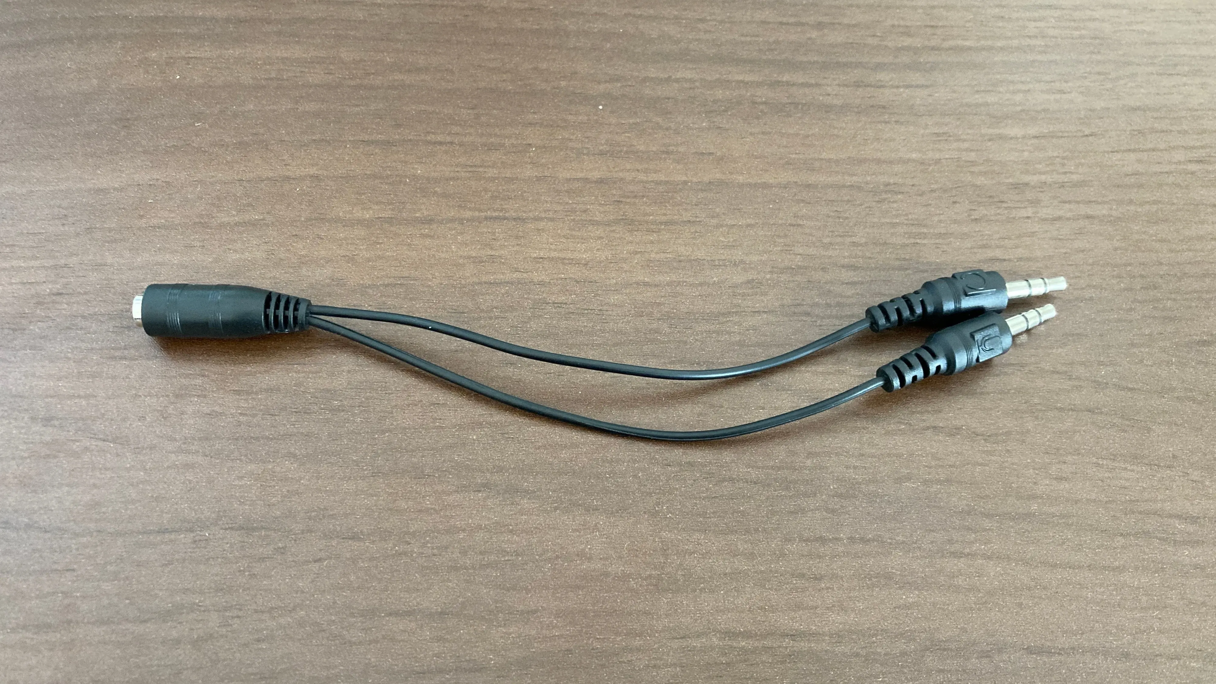 どこかの百均で買った4極メス- 3極オスの変換ケーブル